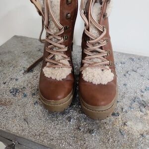 Universal Thread Brown Shearling-Lined Boots